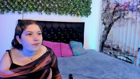 Snapshot of zoe_and_valeria chatting on 8, 5, 2026 Zoe And Valeria online show from 8, 5, 2026