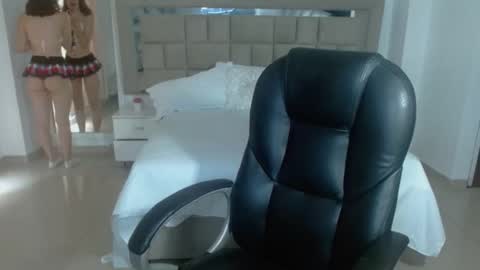 Snapshot of zoecruzz chatting on 5, 11, 2025 ZOE online show from 5, 11, 2025