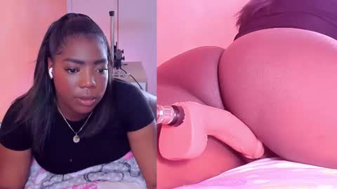 Snapshot of zoeethompson_cm chatting on 7, 7, 2026 online show from 7, 7, 2026