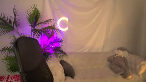 Snapshot of zoeford_ chatting on 12, 4, 2026 ZOE online show from 12, 4, 2026