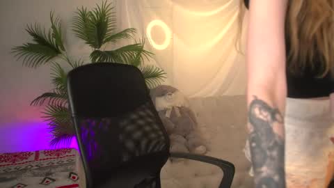 Snapshot of zoeford_ chatting on 7, 5, 2026 ZOE online show from 7, 5, 2026