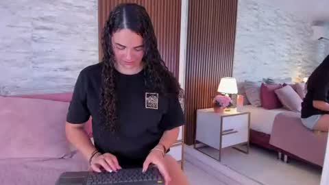 zoehiltonx online show from 17, 7, 2026