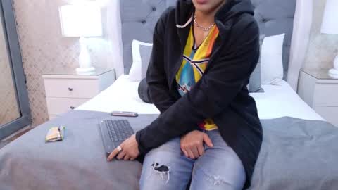 Zoe Krug online show from 10, 10, 2025