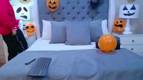 Zoe Krug online show from 15, 10, 2025