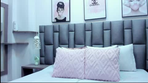 Zoe Krug online show from 6, 4, 2026