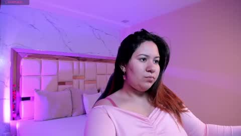 Snapshot of zoes_mile chatting on 7, 5, 2026 Zoes online show from 7, 5, 2026