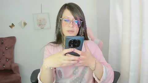 Snapshot of zooeybelair chatting on 15, 6, 2026 Alicie online show from 15, 6, 2026