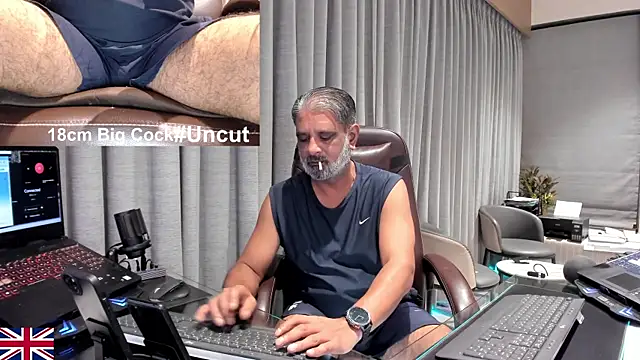 Snapshot of OnlineBossUK chatting on 27, 4, 2026 OnlineBossUK online show from 27, 4, 2026