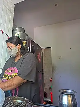 Snapshot of MOM-SUN-COUPLE chatting on 13, 10, 2025 MOM-SUN-COUPLE online show from 13, 10, 2025