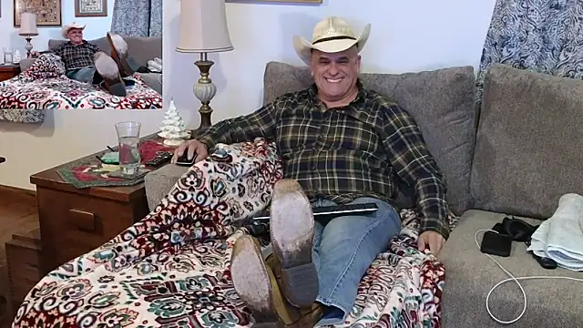 Snapshot of Foxhunt99 chatting on 17, 12, 2024 Foxhunt99 online show from 17, 12, 2024