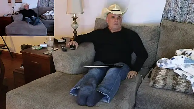 Snapshot of Foxhunt99 chatting on 15, 1, 2025 Foxhunt99 online show from 15, 1, 2025