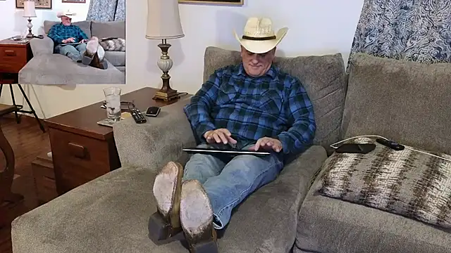 Snapshot of Foxhunt99 chatting on 5, 2, 2025 Foxhunt99 online show from 5, 2, 2025