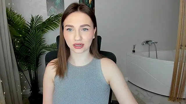 Snapshot of GracefulLook chatting on 4, 3, 2025 GracefulLook online show from 4, 3, 2025