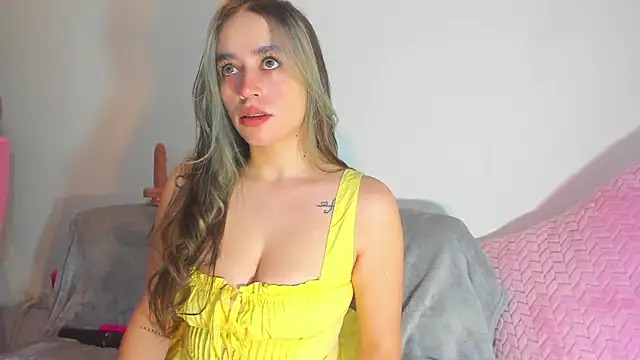 Snapshot of Natalia_Suarez chatting on 8, 10, 2025 Natalia Suarez online show from 8, 10, 2025