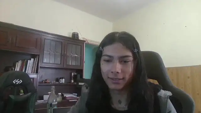 Snapshot of calliemaggotbone chatting on 17, 4, 2026 calliemaggotbone online show from 17, 4, 2026