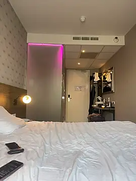 Snapshot of MileySin1111 chatting on 27, 10, 2025 MileySin1111 online show from 27, 10, 2025