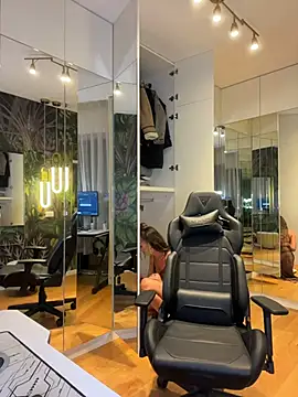 Snapshot of MileySin1111 chatting on 29, 11, 2025 MileySin1111 online show from 29, 11, 2025