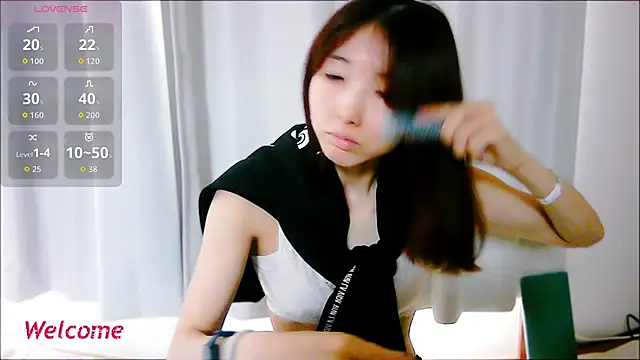 Snapshot of Love_me_Eri_ chatting on 6, 10, 2025 Love me Eri online show from 6, 10, 2025