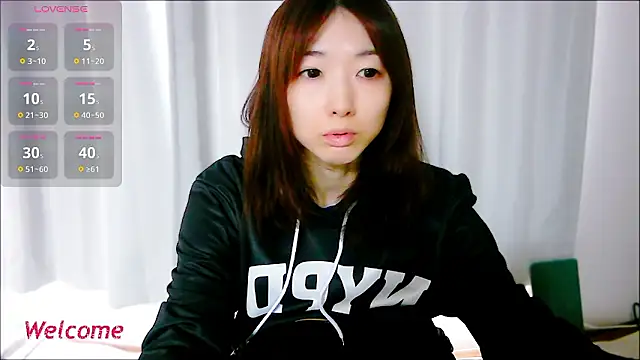 Snapshot of Love_me_Eri_ chatting on 6, 10, 2025 Love me Eri online show from 6, 10, 2025