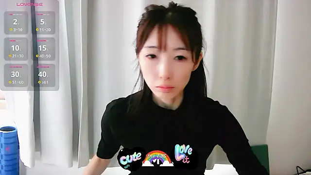 Snapshot of Love_me_Eri_ chatting on 18, 10, 2025 Love me Eri online show from 18, 10, 2025