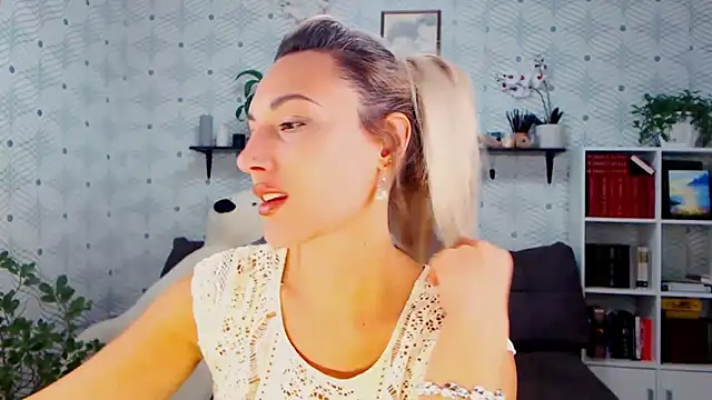 MillaXQueen online show from 15, 10, 2025