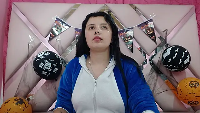 Snapshot of nathaly_low1 chatting on 28, 10, 2025 nathaly low1 online show from 28, 10, 2025