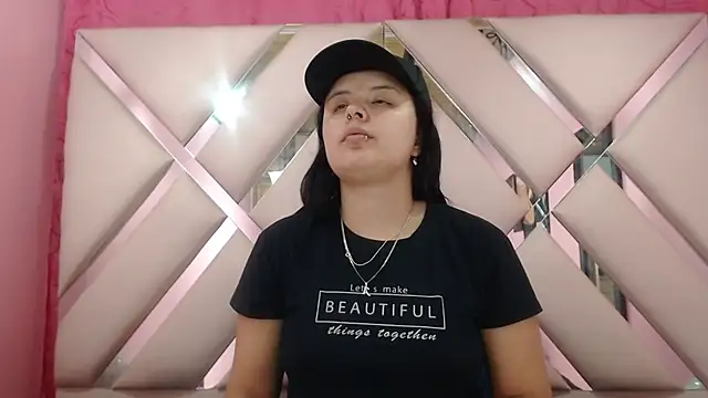 Snapshot of nathaly_low1 chatting on 20, 12, 2025 nathaly low1 online show from 20, 12, 2025