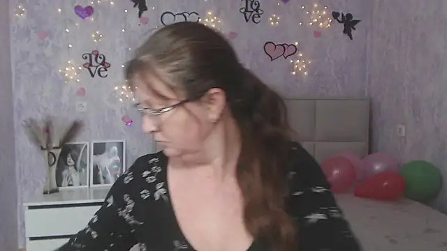 VanessaHotts online show from 1, 2, 2025