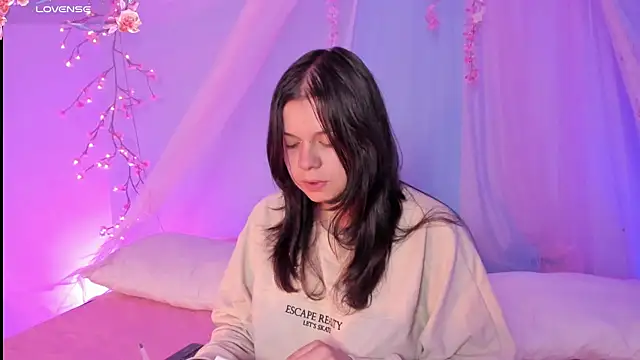 Snapshot of Mey_moon chatting on 4, 7, 2026 Mey moon online show from 4, 7, 2026