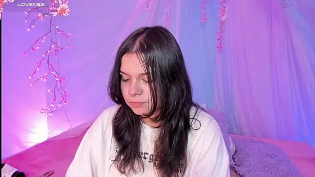 Snapshot of Mey_moon chatting on 7, 7, 2026 Mey moon online show from 7, 7, 2026