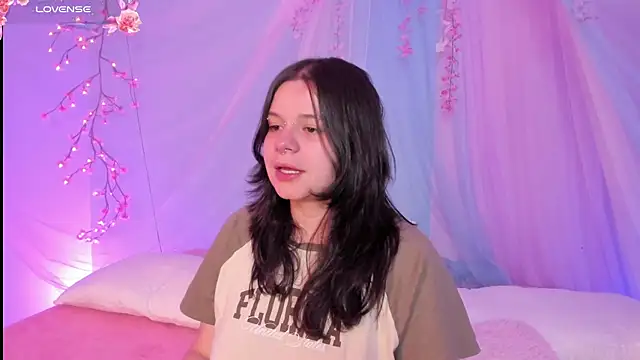 Snapshot of Mey_moon chatting on 25, 7, 2026 Mey moon online show from 25, 7, 2026