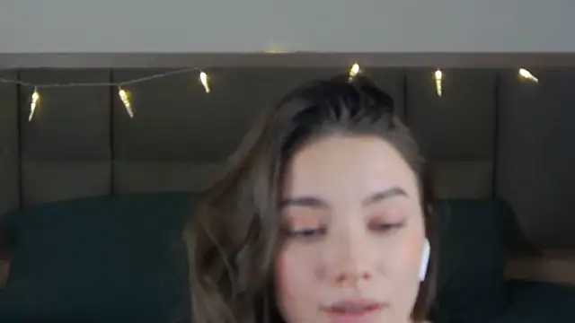 sinthiaroze online show from 28, 2, 2025