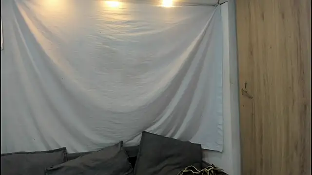 Snapshot of Mhelanny2 chatting on 14, 12, 2025 Mhelanny2 online show from 14, 12, 2025