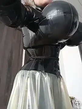 Snapshot of LatexDevil_Blondie chatting on 10, 6, 2026 LatexDevil Blondie online show from 10, 6, 2026
