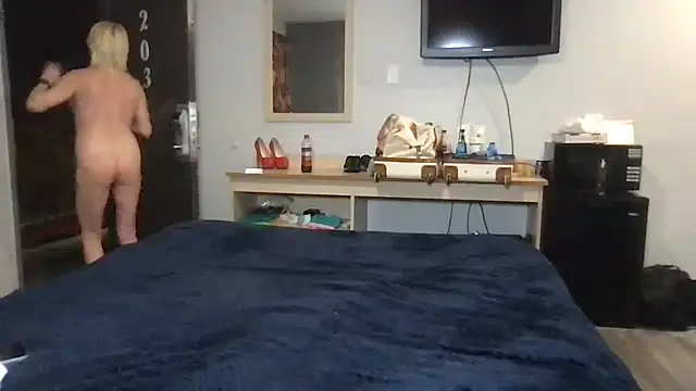 Snapshot of TiffaneyLove chatting on 4, 3, 2026 TiffaneyLove online show from 4, 3, 2026