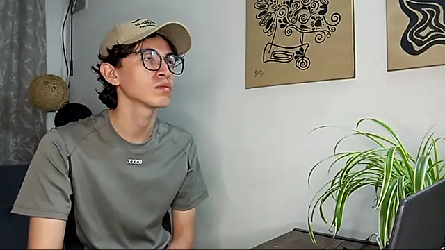 Snapshot of Norehg chatting on 22, 10, 2025 Norehg online show from 22, 10, 2025