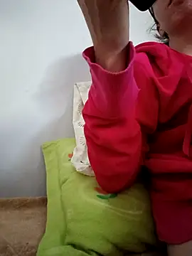 Snapshot of bruna_safadinhaa chatting on 8, 11, 2025 bruna safadinhaa online show from 8, 11, 2025