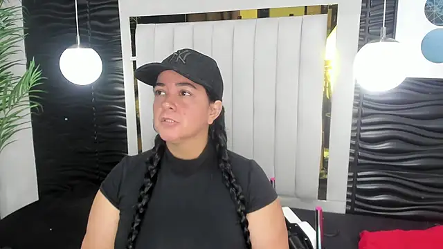 Snapshot of lucia_vonne_ chatting on 19, 2, 2025 lucia vonne online show from 19, 2, 2025