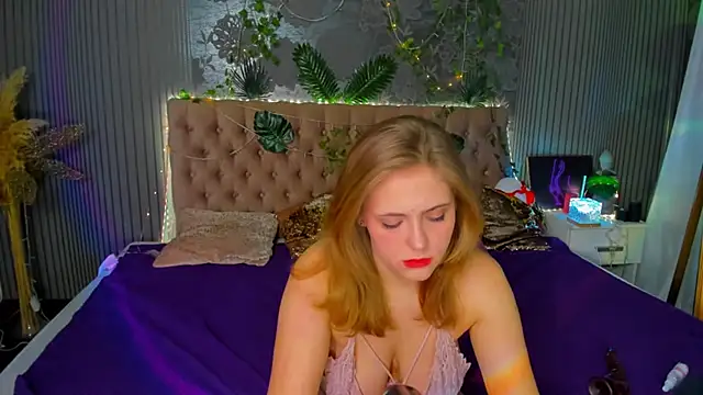 Snapshot of DellaRowe chatting on 1, 2, 2025 DellaRowe online show from 1, 2, 2025