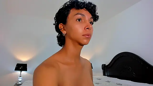 Snapshot of xhenisa_ chatting on 22, 2, 2025 xhenisa online show from 22, 2, 2025