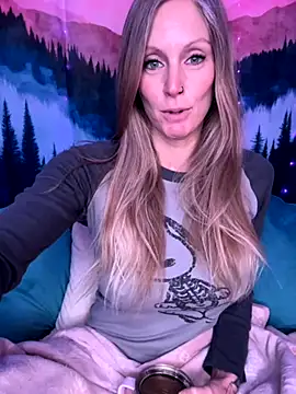 Snapshot of ItsDanniG chatting on 29, 10, 2025 ItsDanniG online show from 29, 10, 2025