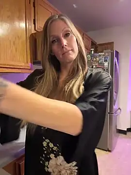 Snapshot of ItsDanniG chatting on 21, 11, 2025 ItsDanniG online show from 21, 11, 2025