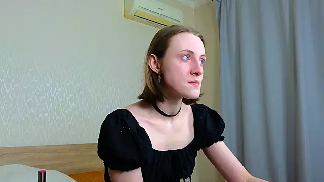 Snapshot of Cowell_Adelina chatting on 24, 4, 2026 Cowell Adelina online show from 24, 4, 2026