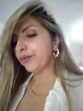 Snapshot of _Abril-Office1 chatting on 4, 3, 2025 Abril-Office1 online show from 4, 3, 2025