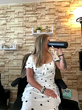 Snapshot of _Abril-Office1 chatting on 17, 10, 2025 Abril-Office1 online show from 17, 10, 2025