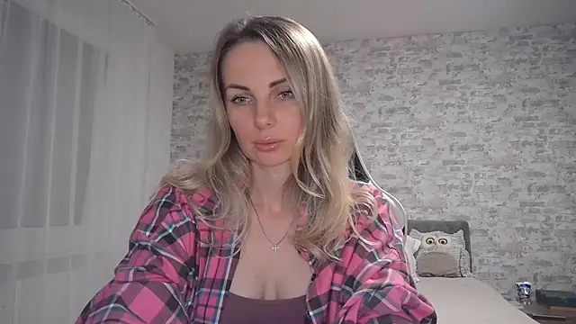 Snapshot of AlissonBia chatting on 9, 10, 2025 AlissonBia online show from 9, 10, 2025