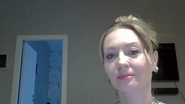 Snapshot of ZarinaSwift chatting on 26, 4, 2026 ZarinaSwift online show from 26, 4, 2026