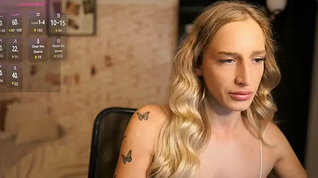 Nicolette  Shea  online show from 25, 10, 2025