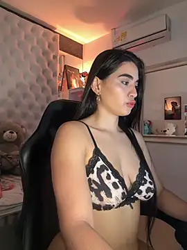 Snapshot of ZarahEvans chatting on 8, 9, 2025 ZarahEvans online show from 8, 9, 2025