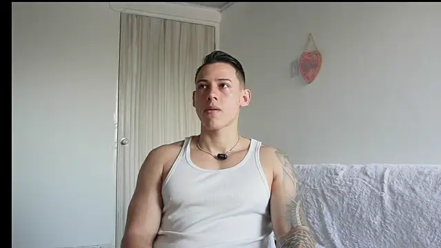 Snapshot of Muscle_King_Cum chatting on 12, 5, 2026 Muscle King Cum online show from 12, 5, 2026